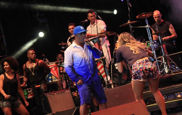 COM A BARRIGA DE FORA E DESCALÇA, CLAUDIA LEITTE FAZ A FESTA NO ENSAIO DO PSIRICO