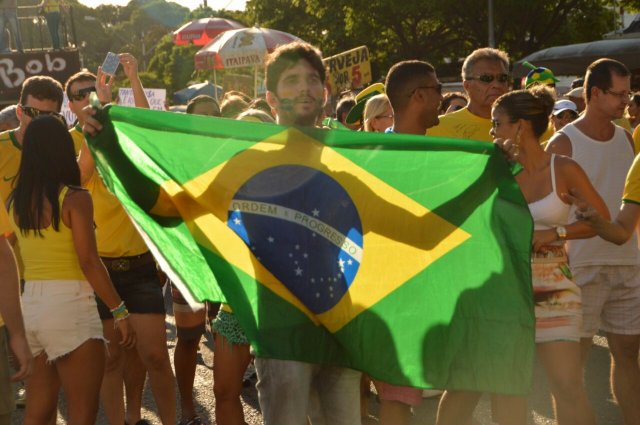 MILHARES DE PESSOAS PARTICIPAM DE PROTESTO EM FEIRA DE SANTANA