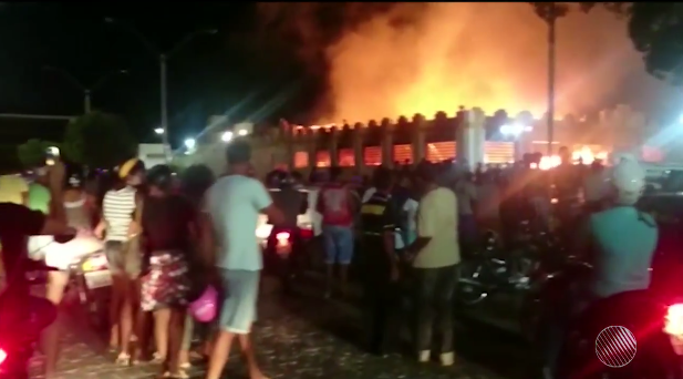 INCÊNDIO DESTRÓI PARTE DO MERCADO MUNICIPAL DE IPIRÁ