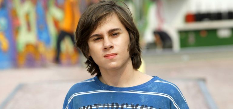 ATOR DE CHIQUITITAS E OS PAIS SÃO MORTOS EM SP, NAMORADA LAMENTA NAS REDES SOCIAIS
