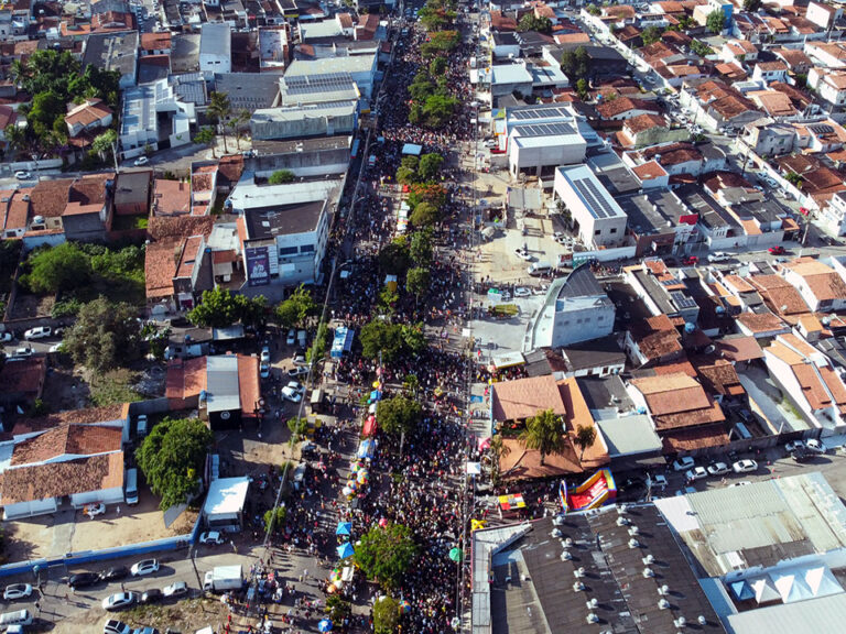 SUCESSO DE PÚBLICO: FOLIÕES COMEMORAM RETORNO DA FOLIA NO ESQUENTA MICARETA