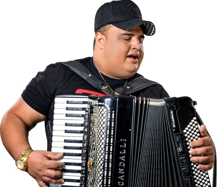 VAQUEJADA DE SERRINHA ANUNCIA TARCÍSIO DO ACORDEON EM GRADE DE ATRAÇÕES